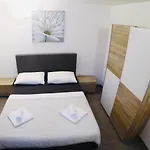 Lopac Apartament *