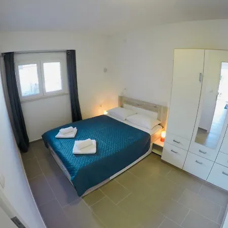 Lopac Apartment *